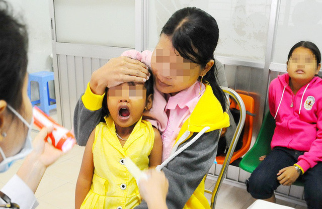 Một ca khám họng cho trẻ em tại bệnh viện - Ảnh: T.T.D.