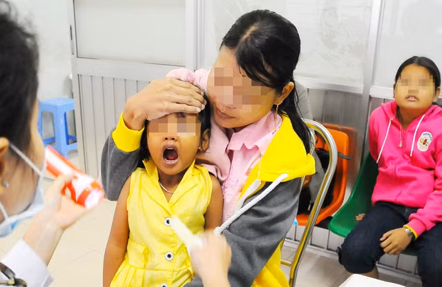 Một ca khám họng cho trẻ em tại bệnh viện - Ảnh: T.T.D.