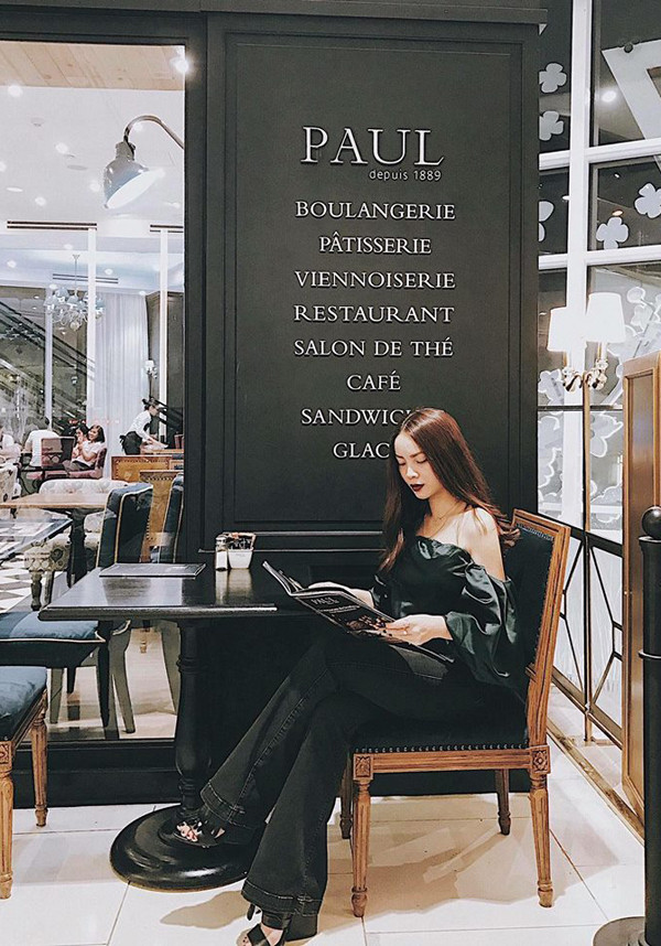 Quần jean ống loe theo phong cách cổ điển là một trong những món đồ thường được Yến Trang yêu thích. Bên cạnh các mẫu váy in họa tiết, khai thác vẻ điệu đà, ca sĩ luôn mang tới sự mới mẻ về phong cách street style với cách phối đồ linh hoạt. 