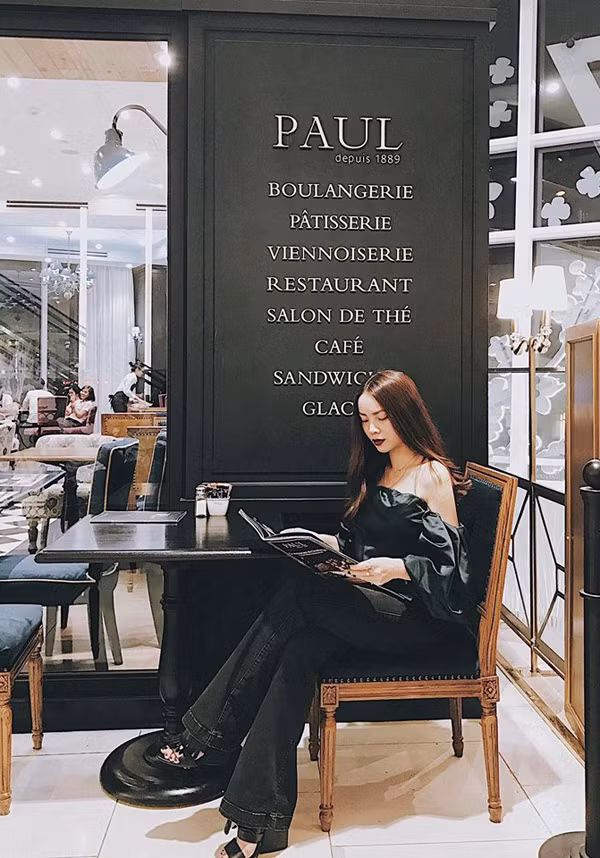 Quần jean ống loe theo phong cách cổ điển là một trong những món đồ thường được Yến Trang yêu thích. Bên cạnh các mẫu váy in họa tiết, khai thác vẻ điệu đà, ca sĩ luôn mang tới sự mới mẻ về phong cách street style với cách phối đồ linh hoạt. 