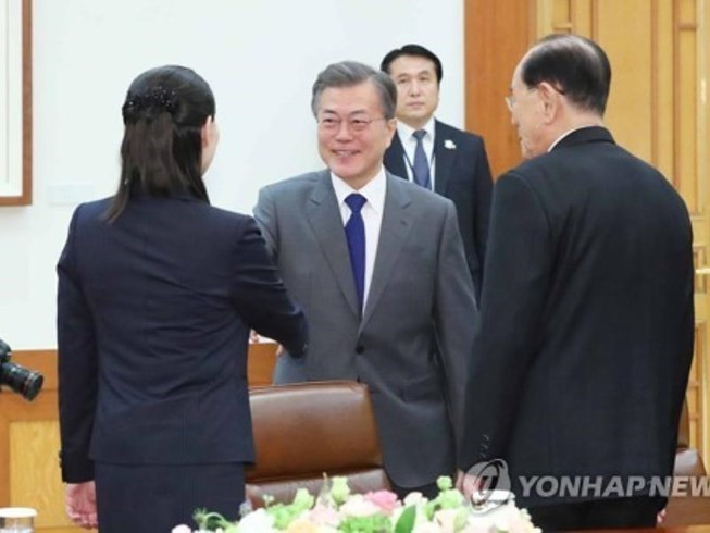 Tổng thống Hàn Quốc Moon Jae-in (giữa) bắt tay với bà Kim Yo-jong (trái) và ông Kim Yong-nam đứng bên phải. Ảnh: YONHAP Tổng thống Hàn Quốc Moon Jae-in (giữa) bắt tay với bà Kim Yo-jong (trái) và ông Kim Yong-nam đứng bên phải. Ảnh: YONHAP