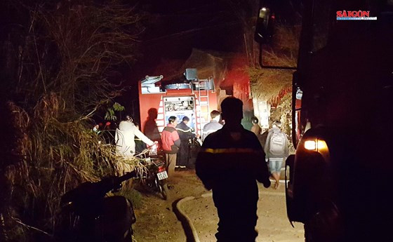  Lực lượng chức năng điều động xe cứu hỏa tới dập lửa.