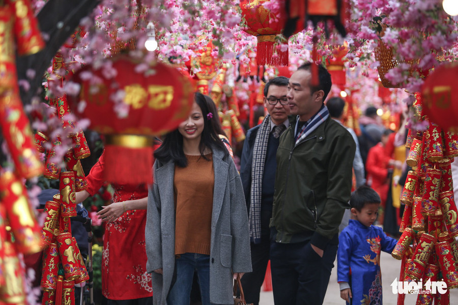 Không chỉ các vườn đào của người dân đông khách mà trong các vườn hoa dịch vụ cũng tấp nập