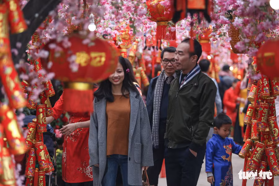 Không chỉ các vườn đào của người dân đông khách mà trong các vườn hoa dịch vụ cũng tấp nập