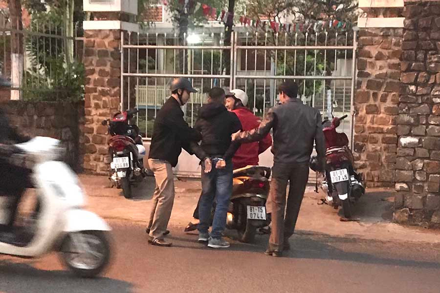 Dẫn giải đối tượng Thành về cơ quan công an. Ảnh: Thế Chiến