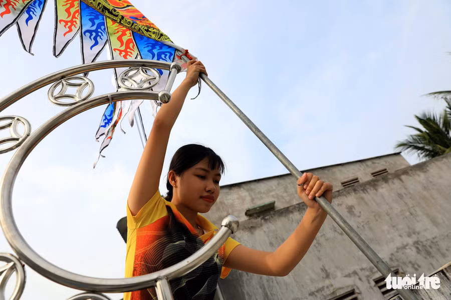 Chuẩn bị cờ trước giờ biểu diễn