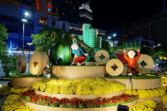 Hàng loạt tiểu cảnh, đại cảnh bằng hoa sặc sỡ khác... sẽ làm nên đường hoa tết lung linh. 