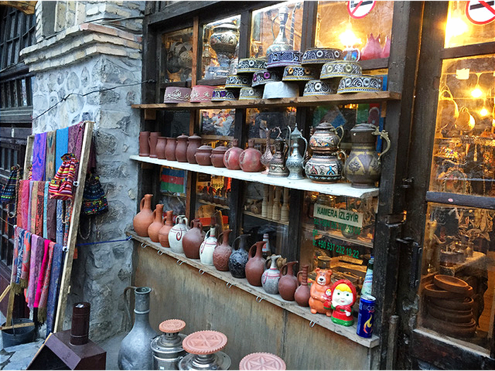 Những món hàng lưu niệm với nhiều mức giá khác nhau được bày bán bên cạnh khách sạn Caravansarai 