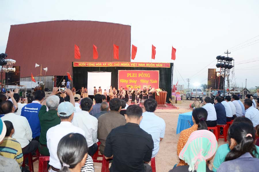 Quang cảnh buổi lễ Mừng Đảng - Mừng Xuân Mậu Tuất 2018 ở làng Pông. Ảnh: Đ.P