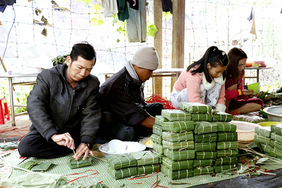 Nhiều gia đình tự gói bánh chưng để tiết kiệm chi phí. Ảnh: N.Y