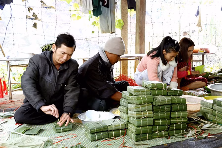 Nhiều gia đình tự gói bánh chưng để tiết kiệm chi phí. Ảnh: N.Y