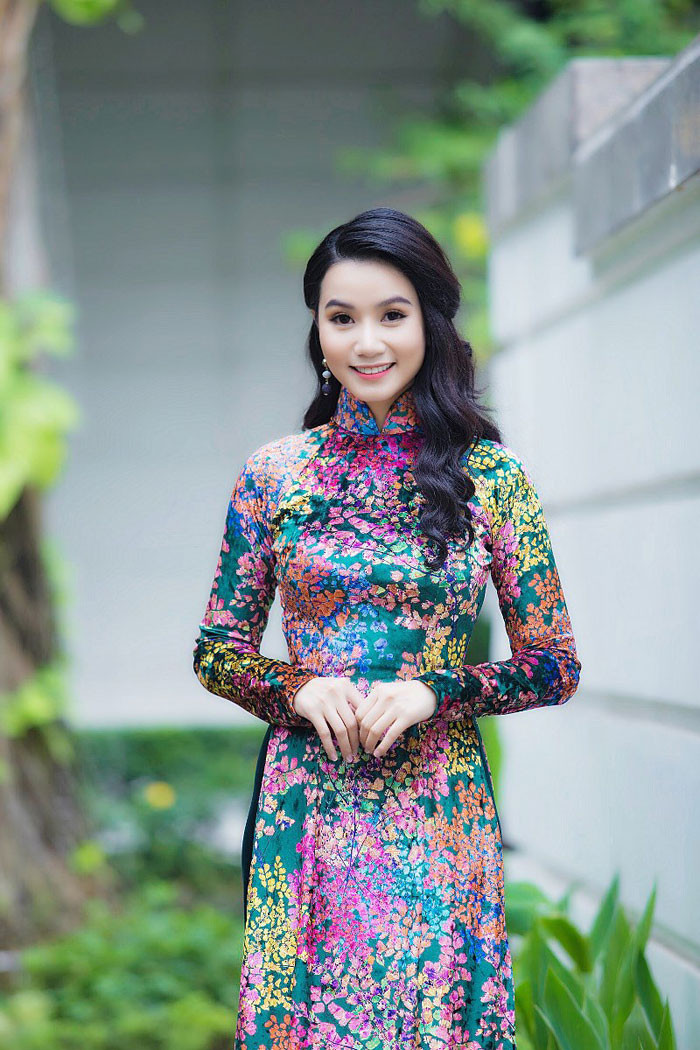 Lương Giang rạng rỡ diện áo dài xuống phố.