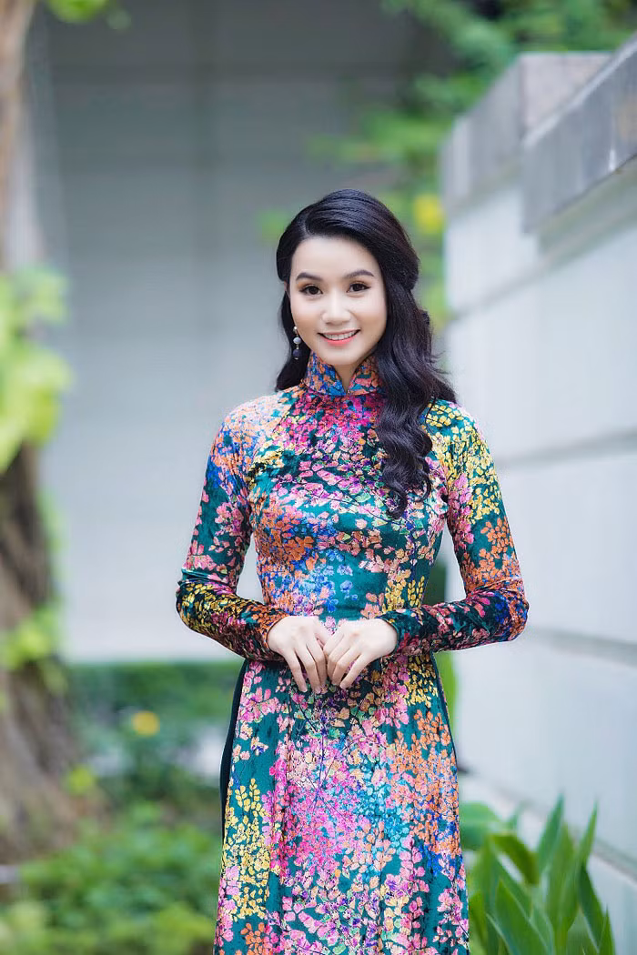 Lương Giang rạng rỡ diện áo dài xuống phố.