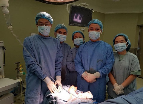 Ekip y, bác sĩ tài năng đã "chiến đấu" suốt 5 giờ liền để ghép nối thành công bàn tay phải cho bệnh nhân. Ekip y, bác sĩ tài năng đã