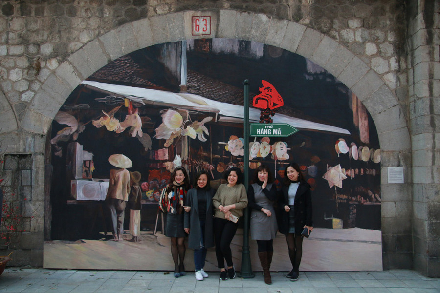 Phố bíchhọa đã thu hút rất nhiều du khách trong và ngoài nước đến thưởng lãm và chụp ảnhvới các tác phẩm