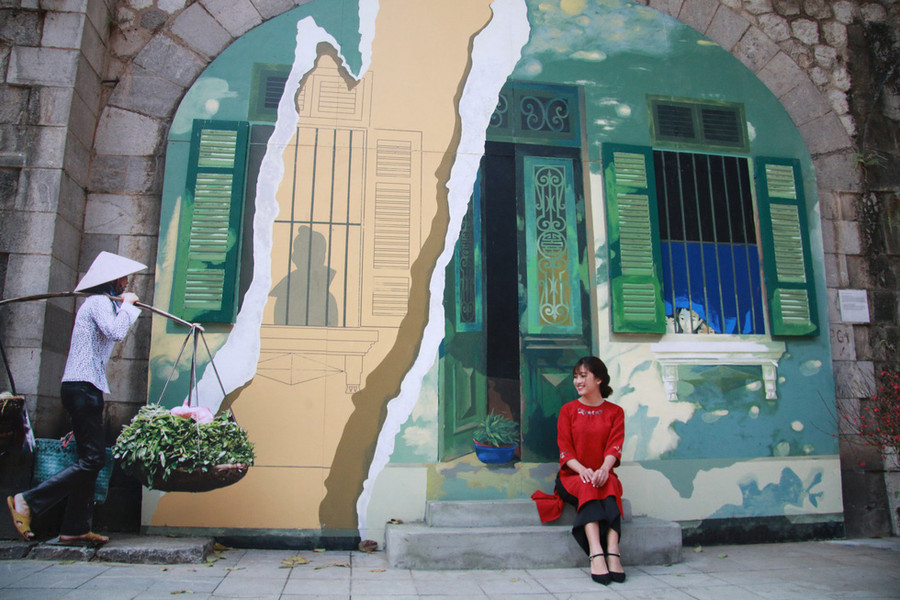 Sau gần3 tháng thi công, các tác phẩm Bích họa vẽ trên vòm cầu ởphố Phùng Hưng đã được hoàn tất và khai trương vào tối 2-2