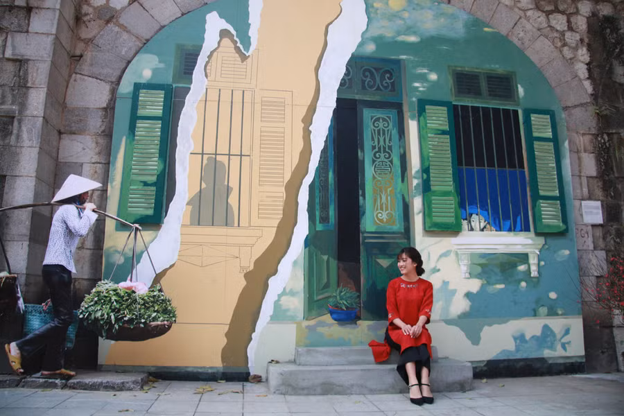 Sau gần3 tháng thi công, các tác phẩm Bích họa vẽ trên vòm cầu ởphố Phùng Hưng đã được hoàn tất và khai trương vào tối 2-2