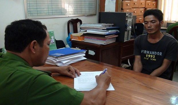 Nghi phạm Lê Văn Thiện tại cơ quan công an. Nghi phạm Lê Văn Thiện tại cơ quan công an.