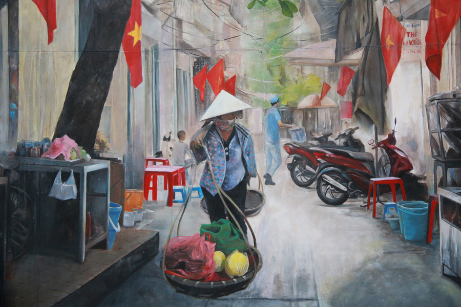 Hình ảnh gánh hàng rongtrên một con ngõ nhỏ giữa khu phố cổ Hà Nội 