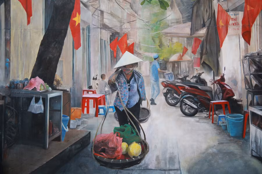 Hình ảnh gánh hàng rongtrên một con ngõ nhỏ giữa khu phố cổ Hà Nội 