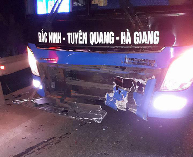 Phần đầu chiếc ô tô khách bị hư hỏng nặng sau cú va chạm mạnh. (Ảnh: Nguyễn Văn Tấn)