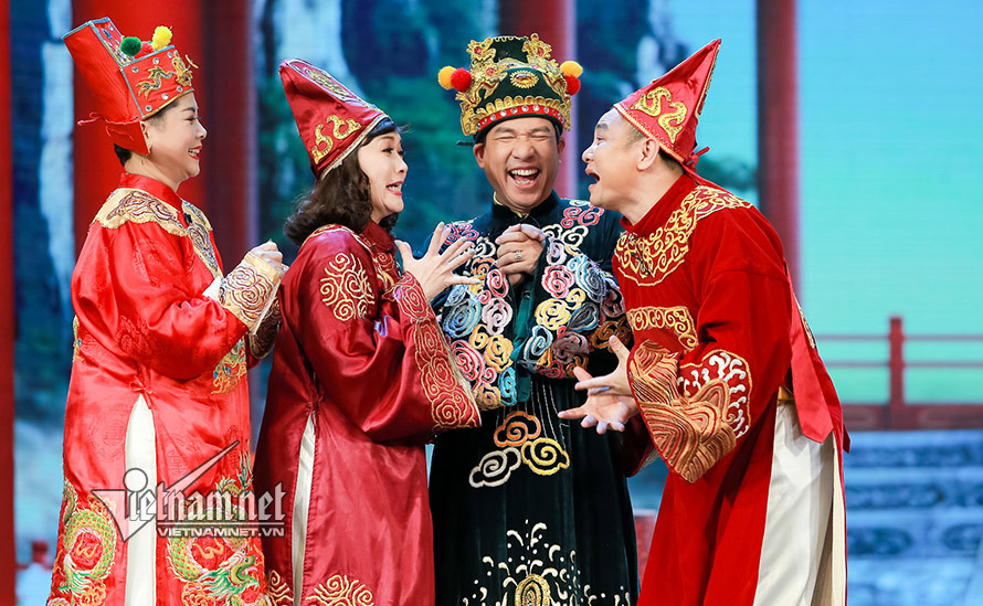  Từ trái qua: Nghệ sĩ Minh Hằng (Táo mội trường), Vân Dung (Táo Y tế), Quang Thắng (Táo Kinh tế), Tự Long (Táo xã hội.