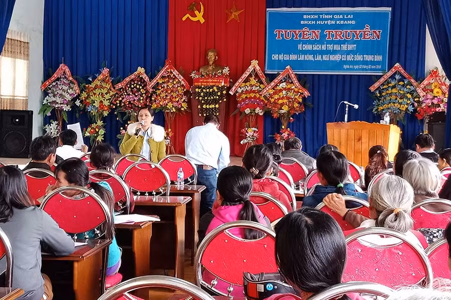  Cán bộ BHXH tỉnh giải đáp thắc mắc cho các hộ dân. Ảnh: Hoàng Oanh