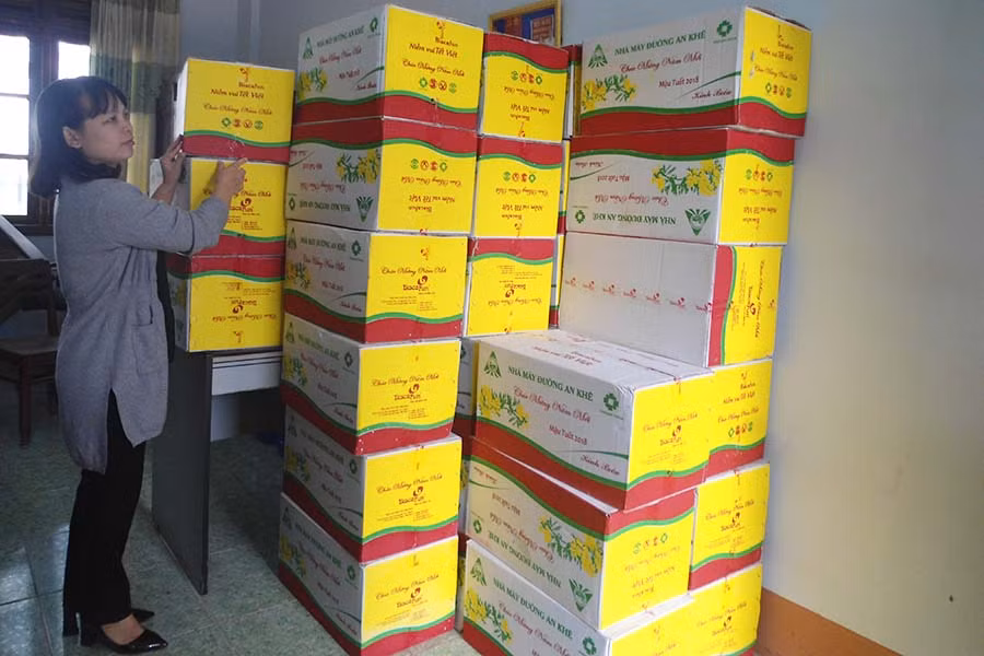  Đại diện Ủy ban Mặt trận Tổ quốc Việt Nam thị xã An Khê tiếp nhận quà của các Mạnh Thường Quân để trao cho các hộ nghèo trên địa bàn thị xã. Ảnh: Ngọc Minh