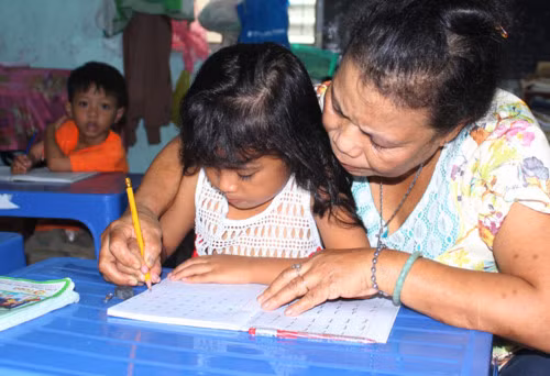Có hàng trăm em học sinh nghèo được cô Mươn xóa mù chữ. Có hàng trăm em học sinh nghèo được cô Mươn xóa mù chữ.