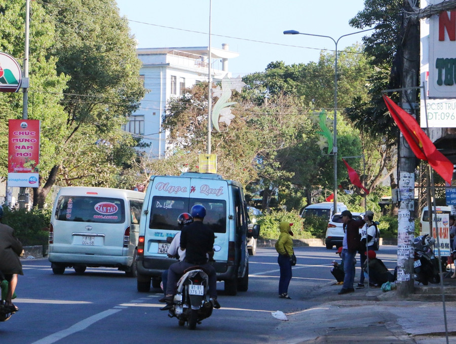 Tình trạng đậu đỗ, đón khách không đúng nơi quy định diễn ra thường xuyên trong những ngày này. Ảnh: Q.T 