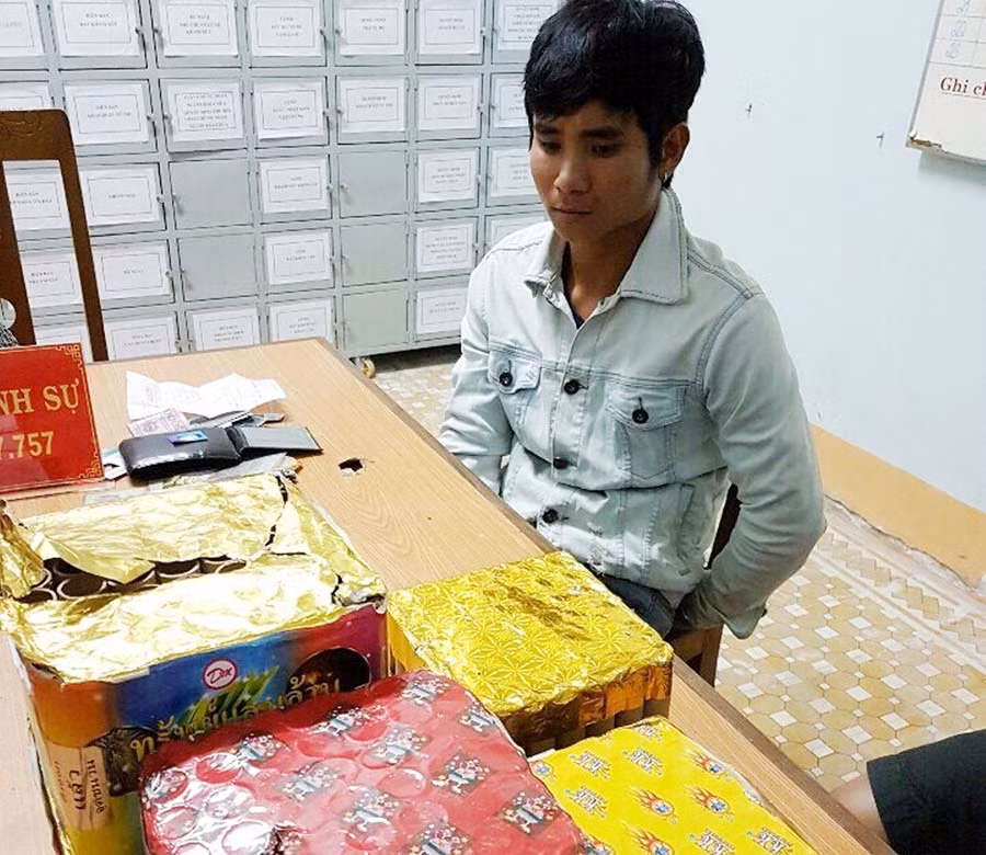  Đối tượng Phan Văn Tài cùng tang vật 10,1 kg pháo hoa. Ảnh: Văn Ngọc