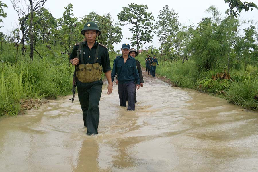Bộ đội biên phòng tuần tra trên đường biên giới. Ảnh: Lê Nhung  Bộ đội biên phòng tuần tra trên đường biên giới. Ảnh: Lê Nhung