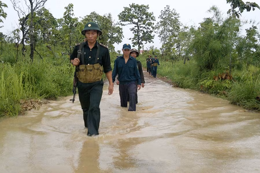  Bộ đội biên phòng tuần tra trên đường biên giới. Ảnh: Lê Nhung