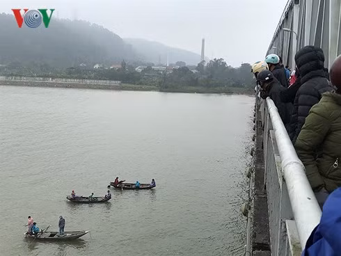 Rất đông người dân theo dõi quá trình tìm kiếm tung tích của nạn nhân vào sáng ngày 26-2.