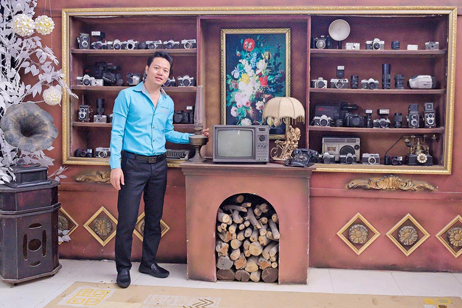 Anh Phan Tiêu Phong sở hữu bộ sưu tập đồ cổ khá đồ sộ. Ảnh: Phong Casta