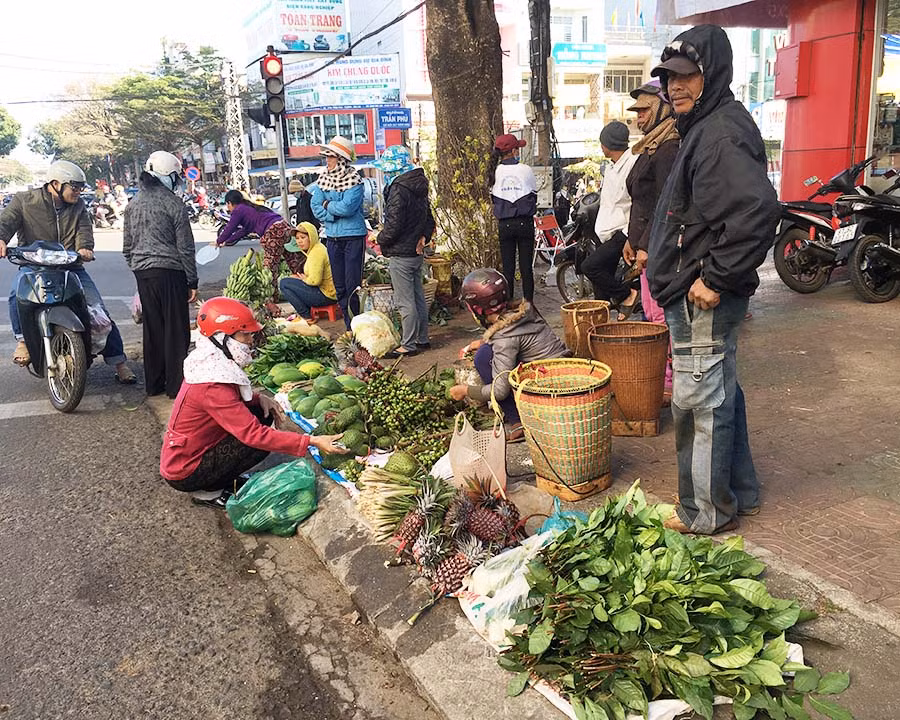 Anh Ksor Teo ((làng Grang 2, xã Ia Dêr, huyện Ia Grai) vui bán hàng với bà con trong làng. Ảnh: Hà Duy
