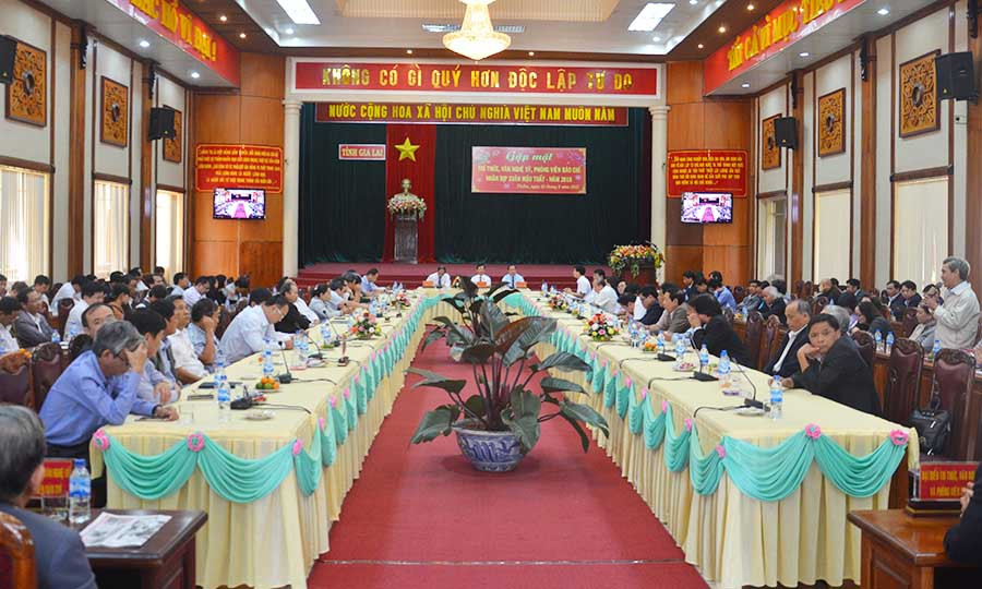 Buổi gặp mặt trí thức, văn nghệ sĩ, phóng viên báo chí đầu năm diễn ra trong không khí trang trọng, gần gũi. Ảnh: Phương Linh