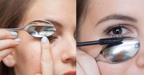 Dùng một chiếc thìa và úp nó lên hai hàng mi rồi mới nhẹ nhàng chuốt mascara lên