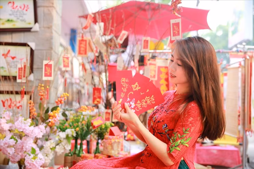 Những thiếu nữ trong tà áo dài trên Phố ông Đồ chụp hình đón xuân.