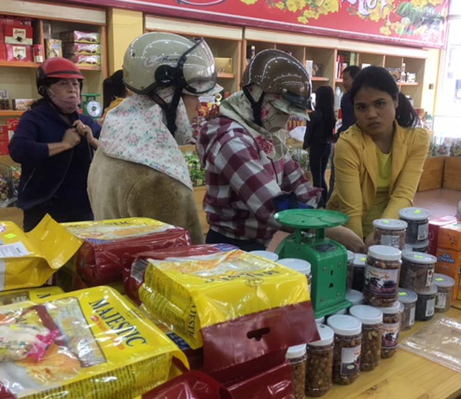  Quầy hàng bánh mứt ở cửa hàng Tam Ba lúc nào cũng tấp nập khách mua. Ảnh: Vũ Thảo