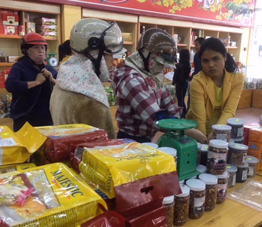  Quầy hàng bánh mứt ở cửa hàng Tam Ba lúc nào cũng tấp nập khách mua. Ảnh: Vũ Thảo