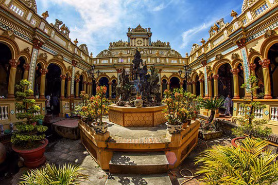 Chùa Vĩnh Tràng (đường Nguyễn Trung Trực, Mỹ Tho, Tiền Giang) là điểm hành hương, du lịch nổi tiếng ở Nam Bộ, có kiến trúc kết hợp Á - Âu (Pháp, La Mã, Thái, Miên, Chàm) cầu kỳ. Nơi đây còn bảo tồn nhiều tượng cổ quý bằng đồng, gỗ, đất nung cùng bộ Thập bát La Hán được các nghệ nhân tạc vào những năm đầu thế kỷ 20.