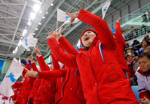 Họ cổ vũ nhiệt tình trên khán đài