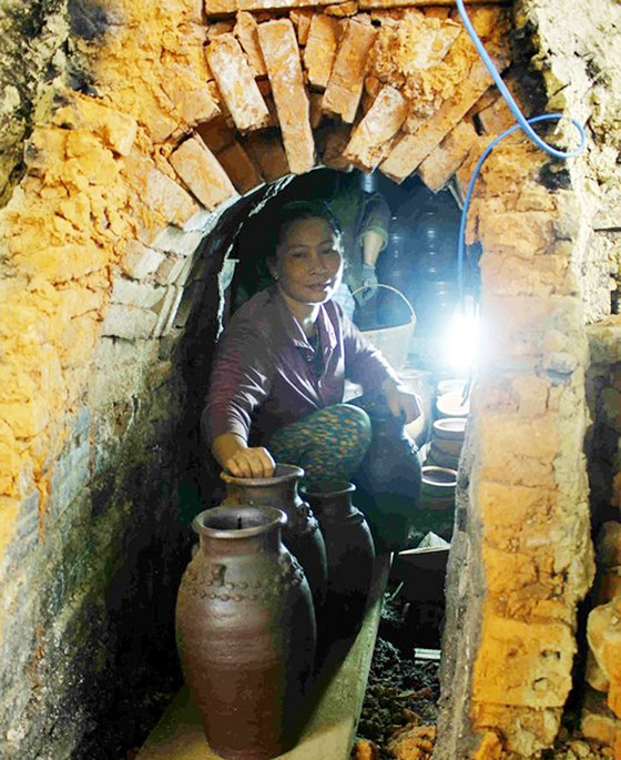 Gốm đang được đưa ra khỏi lò nung.