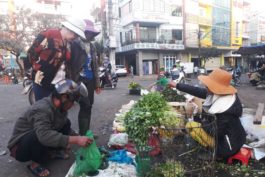 Người bán rau tranh thủ bán hết rau còn lại để về bên gia đình. Ảnh: N.T