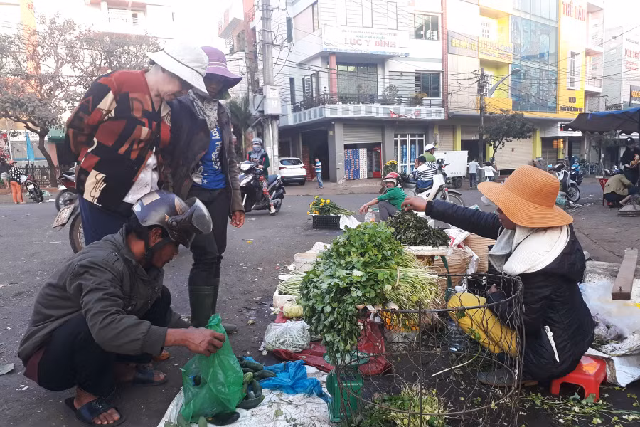 Người bán rau tranh thủ bán hết rau còn lại để về bên gia đình. Ảnh: N.T