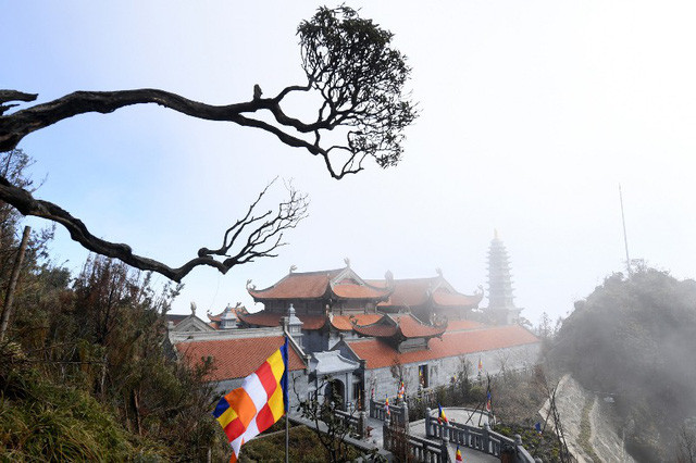 Đón đợi du khách phía cuối con đường La Hán là quần thể Kim Sơn Bảo Thắng Tự. Những ngôi sơn tự như thể được tạc vào đá núi từ nhiều năm trước, những bức tượng Phật được tạo tác kỳ công, bảo tháp 11 tầng uy nghi bề thế vươn giữa trời mây.