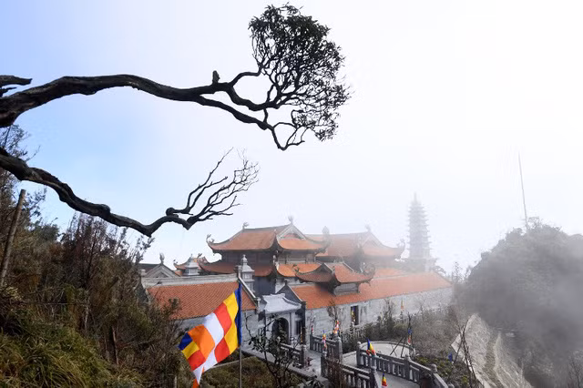 Đón đợi du khách phía cuối con đường La Hán là quần thể Kim Sơn Bảo Thắng Tự. Những ngôi sơn tự như thể được tạc vào đá núi từ nhiều năm trước, những bức tượng Phật được tạo tác kỳ công, bảo tháp 11 tầng uy nghi bề thế vươn giữa trời mây.