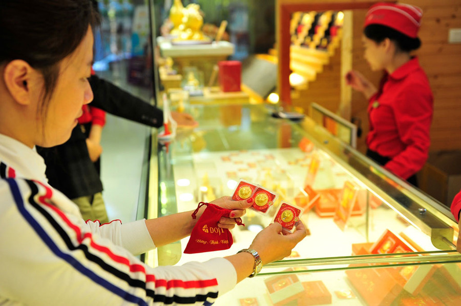  Theo các chuyên gia trong ngành, nên chọn những địa chỉ uy tín để mua vàng