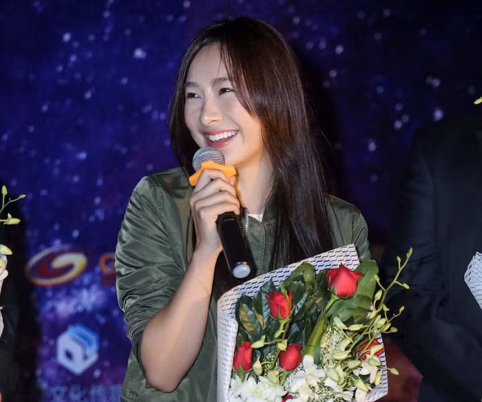 Llily Ji từng đăng quang Hoa hậu Trung Quốc năm 2008 và hoạt động mạnh trong lĩnh vưc điện ảnh. Cô cũng tham gia trong phim Pacific Rim Uprising chuẩn bị ra mắt